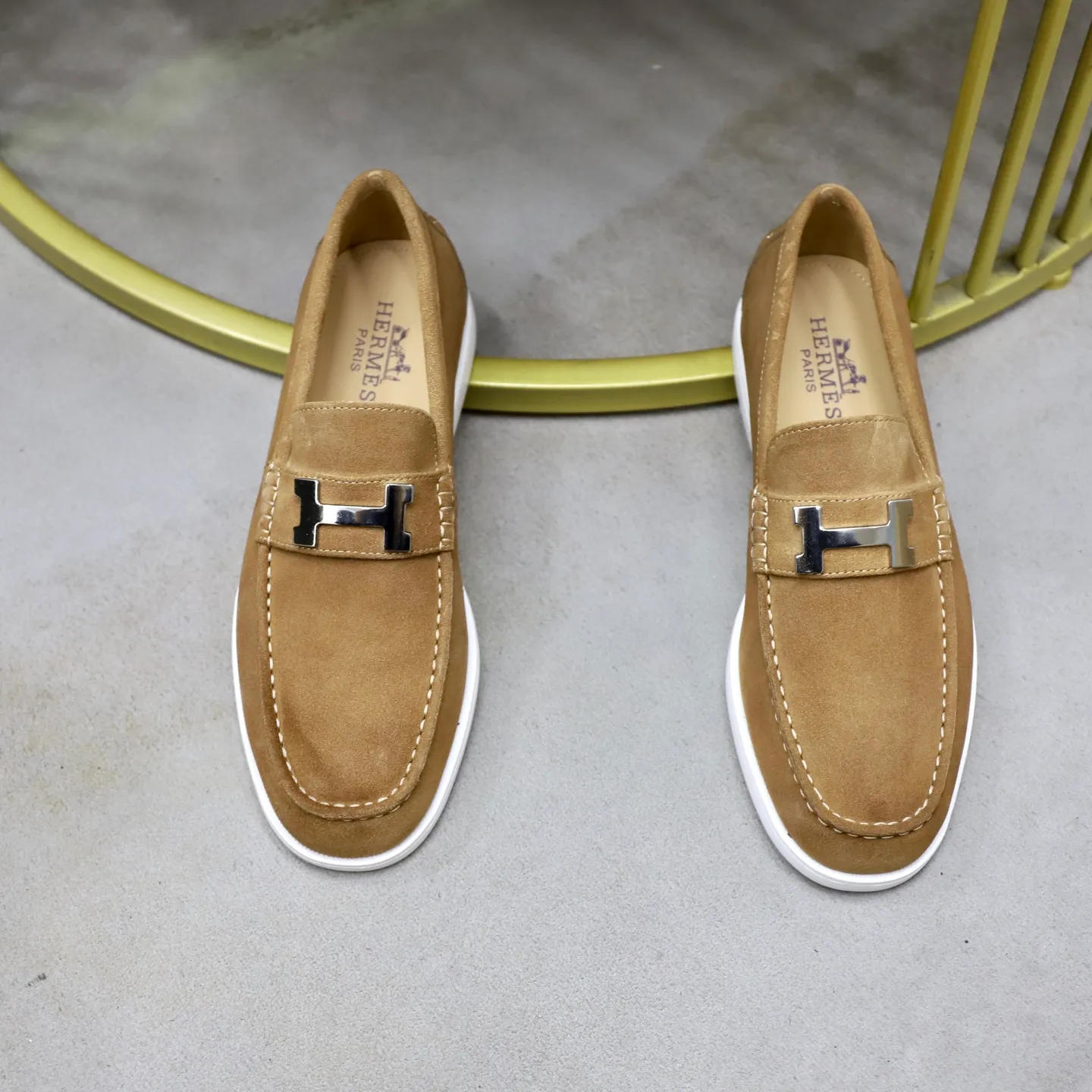 Ex-factory price: 540💰Hermès/Hermès slip-on men's shoes. This shoe is made of imported cow suede leather, with simple and smooth lines, and a 3CM rubber foam ultra-light sole combined with aerodynamic design! Youthful and fashionable, H button decoration, contrasting leather embellishment on the heel, calf lining to gently wrap your feet, with embossed logo cowhide feet, leather rock strips, casual and urban style, highlighting youthful vitality, sports and leisure version, super versatile Size number: 38-39-40-41-42-43-44 Standard leather shoe size (45 can be customized but does not support returns)